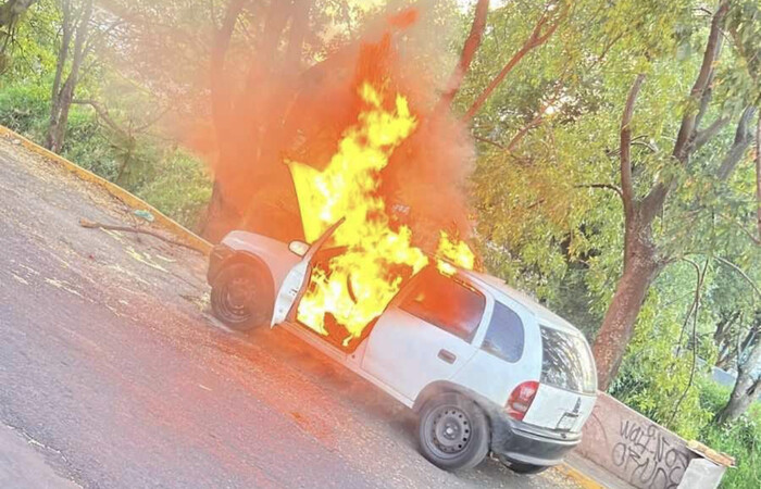 #Video | Se incendia auto cerca de la Universidad Autónoma Chapingo, en Morelia 