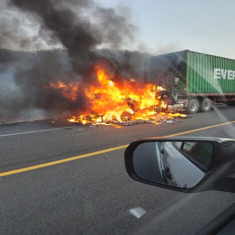 #Video | Se incendia cabina de tráiler en la Siglo XXI