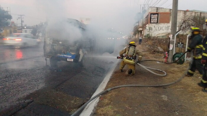 #Video | Se incendia combi azul en la entrada a Erandeni; no hay heridos