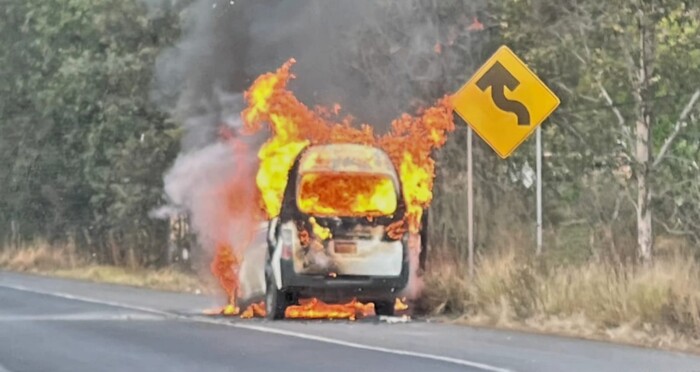 #Video | Se incendia combi en Huiramba y arde tractocamión en Copándaro