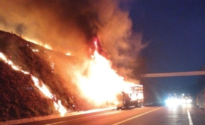 #Video | Se incendia contenedor en la autopista Siglo XXI