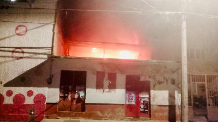 #Video | Se incendia tienda de abarrotes, en Zacapu