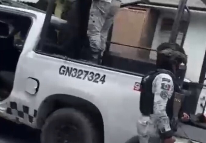 #Video | Se le detona arma de cargo a Guardia Nacional en Tianguis de Uruapan