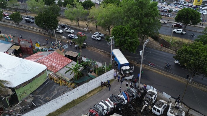 #Video | Se registra choque entre camión refresquero y auto frente a Macroplaza Estadio