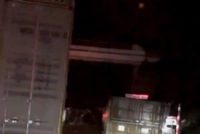 #VIDEO | Se registra choque volcadura entre tráiler y auto, en la autopista Siglo XXI