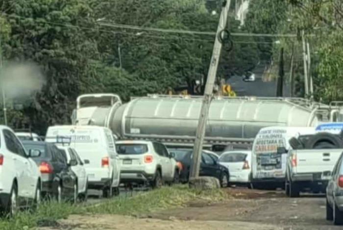 #Video | Se registra choque entre tráiler del Grupo Ortiz y un auto sobre el Libramiento Nororiente de Morelia