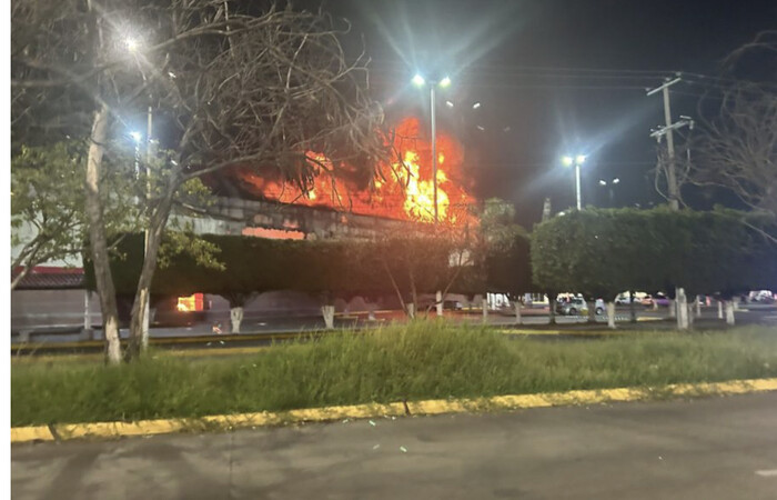 #Video | Se registra fuerte incendio en un supermercado de Zapopan, Jalisco