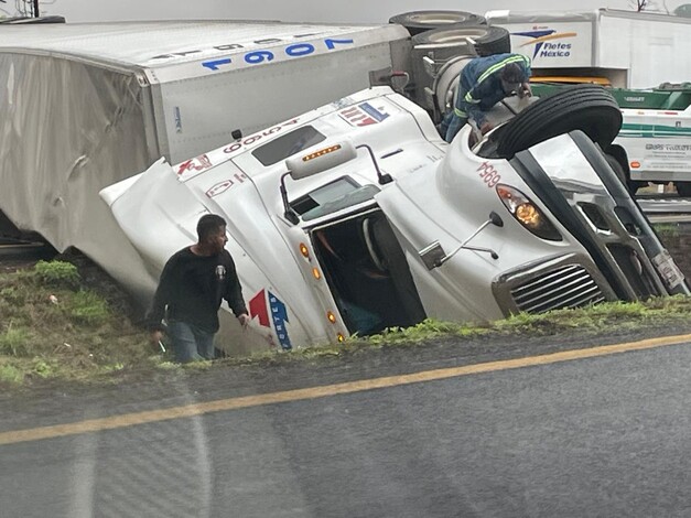 #Video | Se registra volcadura de tráiler en la México-Guadalajara; chofer queda herido