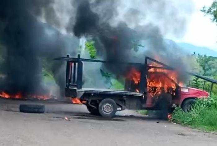 #Video | Se registran bloqueos y quema de Vehículos en Buenavista y Apatzingán