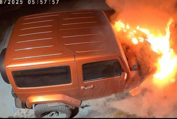 #Video | Sujeto quema una Jeep propiedad de Cuixi Panificadora, en Morelia