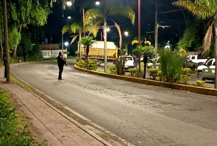 #Video | Sujetos armados se enfrentan en Queréndaro y queman un camión