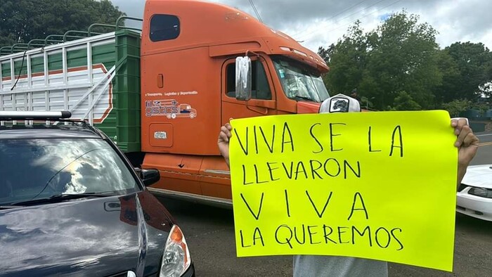 #Video | Toman la carretera en Tingüindín por la desaparición de una mujer