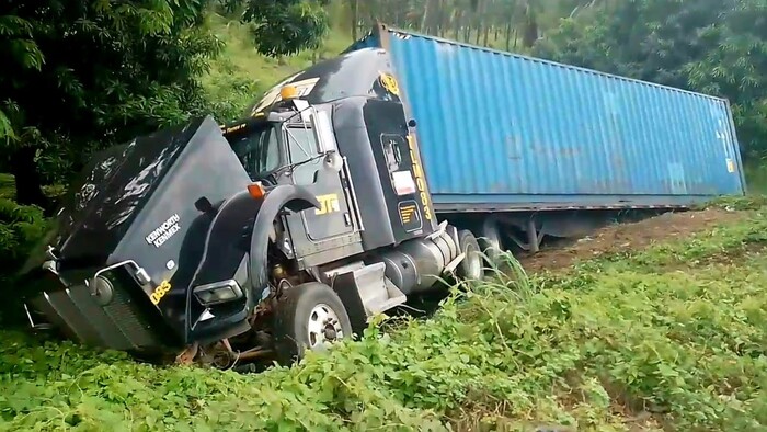 #Video | Trailer se accidenta y termina por fuera de la carpeta asfáltica en la Siglo XXl