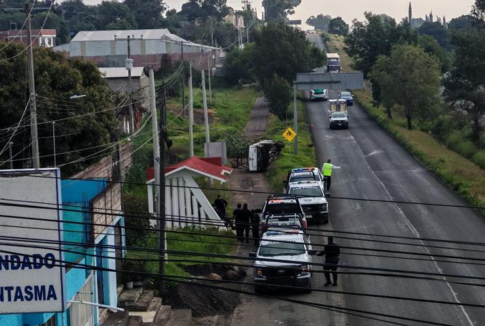 #Video | Tráiler se sale del camino y una patrulla vuelca, en la Morelia – Pátzcuaro