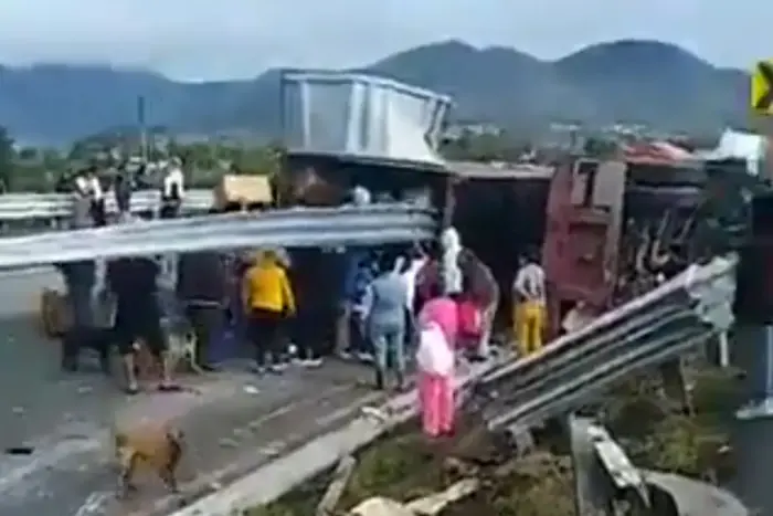 #Video: Tráiler se vuelca, Muere conductor y gente hace rapiña