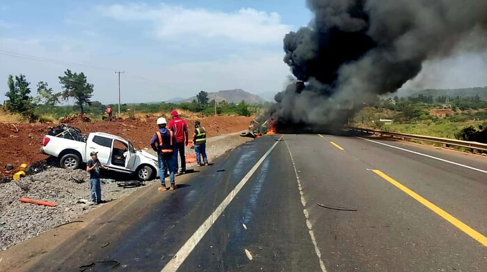 #Video | Tráiler sin frenos impacta contra varios vehículos y se incendia; el chofer murió calcinado