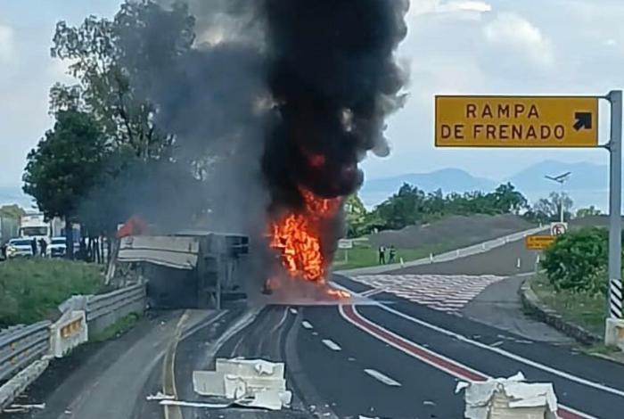#Video | Tras aparatosa volcadura, tractocamión se incendia en la México-Guadalajara, en Zinapécuaro