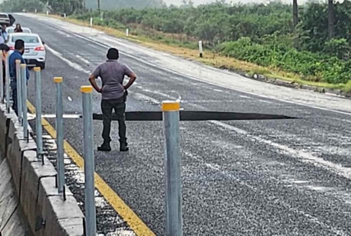 #Video | Tremendo socavón en la carretera Cuatro Caminos – Apatzingán