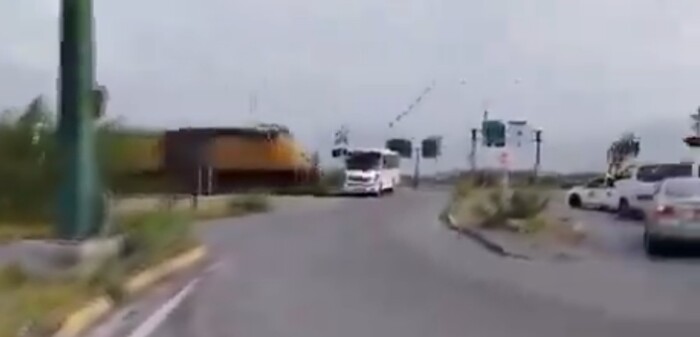 #Video | Tren embiste con fuerza a transporte de personal en Nuevo León