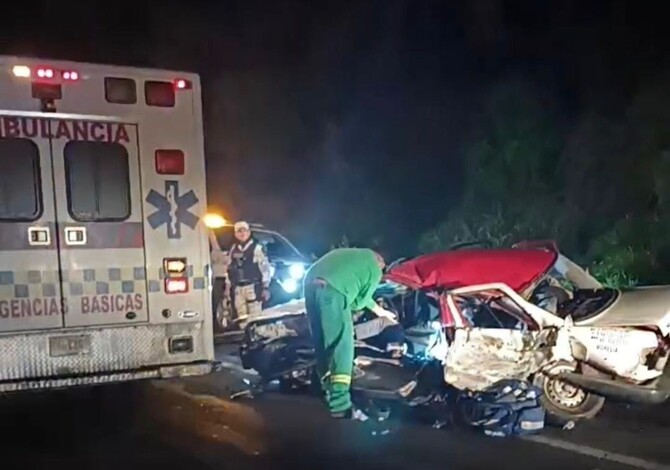 #Video | Tres lesionados al accidentarse taxi en la autopista Siglo XXI