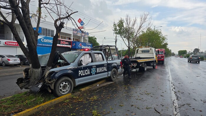 #Video | Tres Policías Municipales heridos en choque de patrulla contra árbol