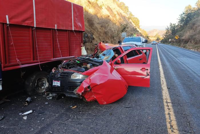 #Video | Un hombre resulta herido tras aparatosos choque de auto contra camioneta en el Ramal Uruapan de la autopista Siglo XXI