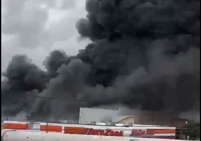 #Video | Un violento incendio destruye WalMart en pleno cruce del Periférico de Zapopan.