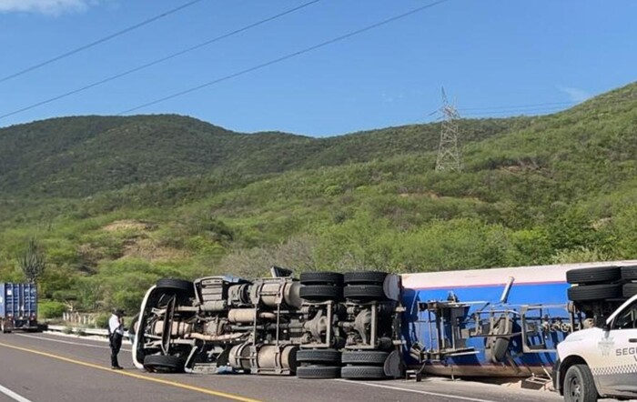 #Video | Una pipa cargada con Gas L.P. vuelca en la autopista Siglo XXI