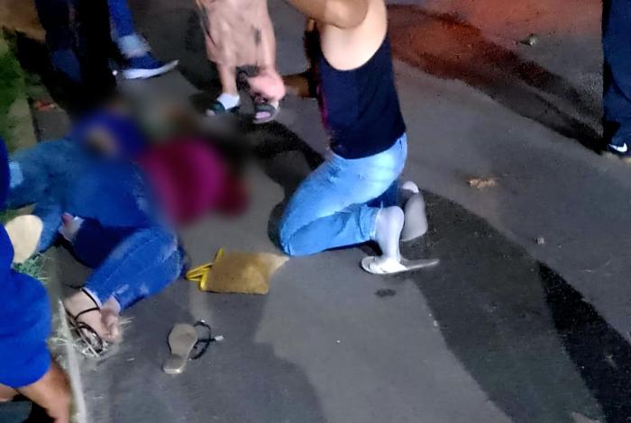 #Video #Uruapan | Auto embiste a pareja de motociclistas y huye cobardemente; todo queda en video