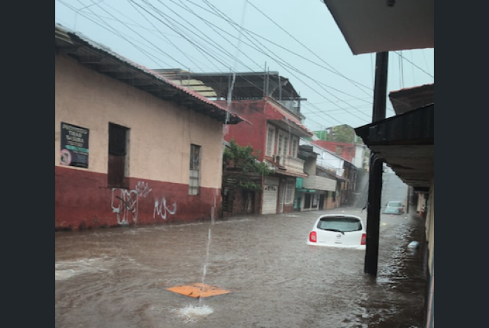 #Video | ¡Uruapan en alerta máxima tras tormenta eléctrica con intensa lluvia!