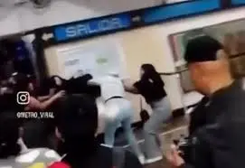 Video: Usuarios cantan mientras intentan frenar pelea entre mujeres