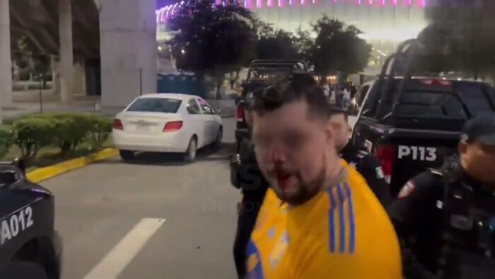 #Video | Violencia en el Clásico Regio; hinchas de Rayados violentan a aficionado de Tigres