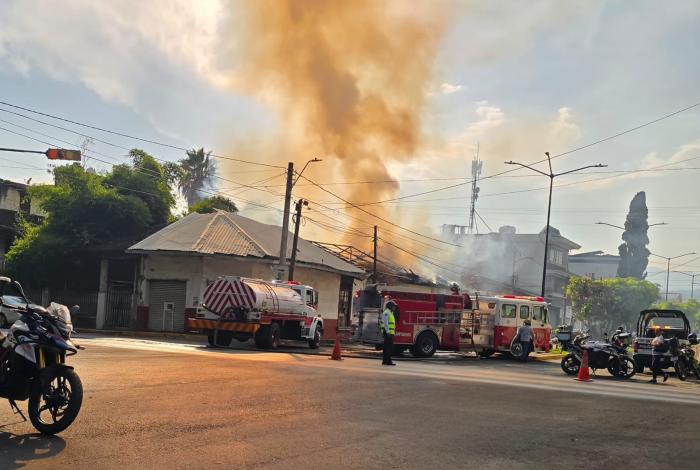 #Video | Vivienda es consumida por voraz incendio, en la colonia Morelos de Uruapan