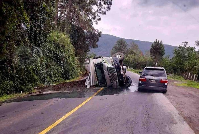 #Video | Volcadura de camión tipo torton afecta tránsito en la carretera Uruapan-Pátzcuaro