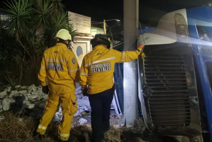 #Video | Volcadura de camión torton deja un herido en Calzada La Huerta, salida Pátzcuaro