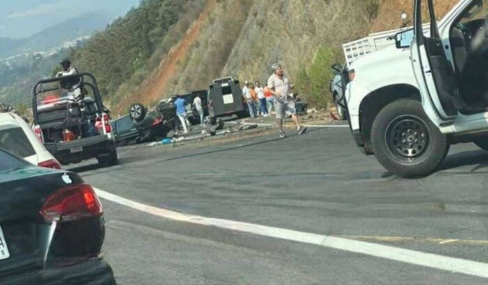 #Video | Volcadura de vehículo deja 2 heridos en la Pátzcuaro-Uruapan