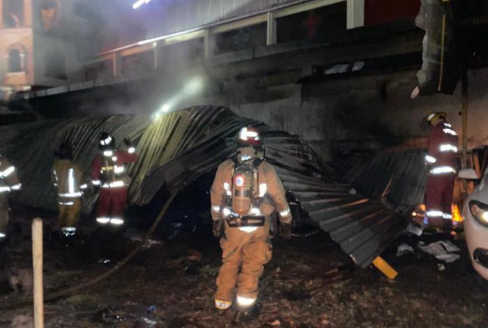 Video | Voraz incendio arrasa con florería a un costado del templo de la Sagrada Familia, Uruapan