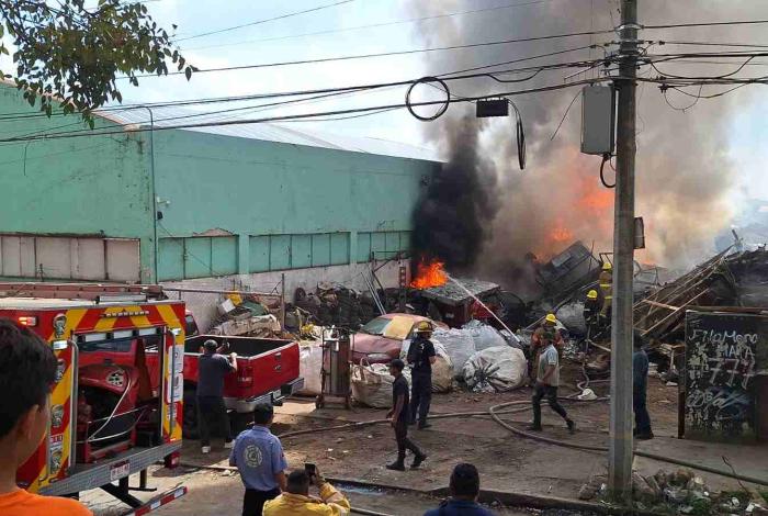 #Video | Voraz incendio en almacén de chatarra, en Uruapan