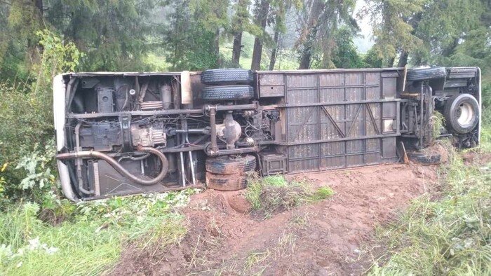 #Video | Vuelca autobús Purhepechas en la Pátzcuaro-Uruapan; hay 8 pasajeros heridos