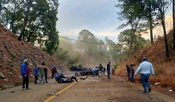 #Video  | Vuelca camioneta de cortadores de aguacate; hay 3 heridos