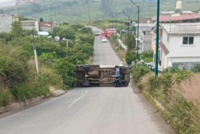 #Video | Vuelca camioneta en el camino Villas Oriente-Ciudad Industrial, en Morelia