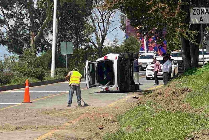 #Video | Vuelca lujosa camioneta en la zona de Tres Marías, Morelia