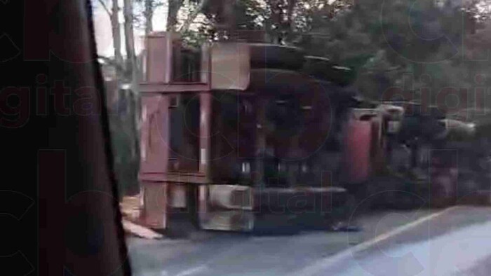 #Video: Vuelca tráiler en la carretera Uruapan-Pátzcuaro