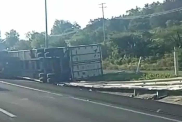 #Video | Vuelca tráiler en la autopista México-Guadalajara