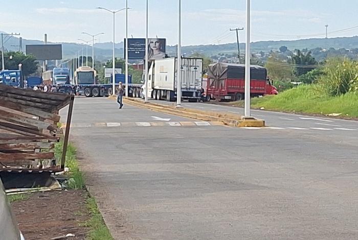 #Videos | Autoridades despliegan operativo en la región de Los Reyes y se desatan bloqueos #Michoacán