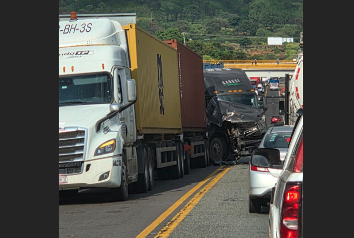 #Videos | Choque entre dos tráileres causa cierre parcial en la Autopista Siglo XXI