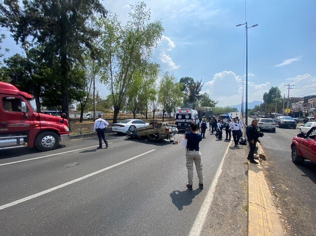 #Videos | De milagro sobrevive tras destrozar su auto en el Libramiento Norte de Morelia