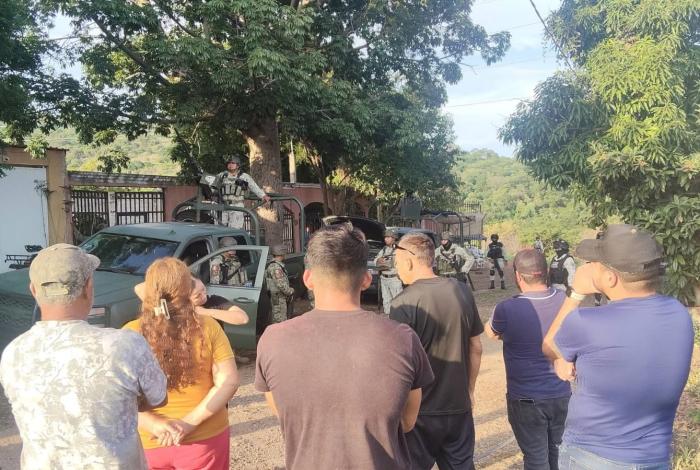 #Videos | Detienen a conocido médico tras operativo en Apatzingán; le aseguran arma y presunta droga