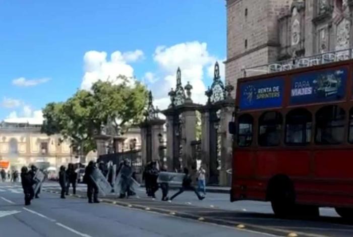 #Videos | FNLS desata caos en el Centro Histórico de Morelia; daña 2 tranvías turísticos y se enfrenta a las autoridades