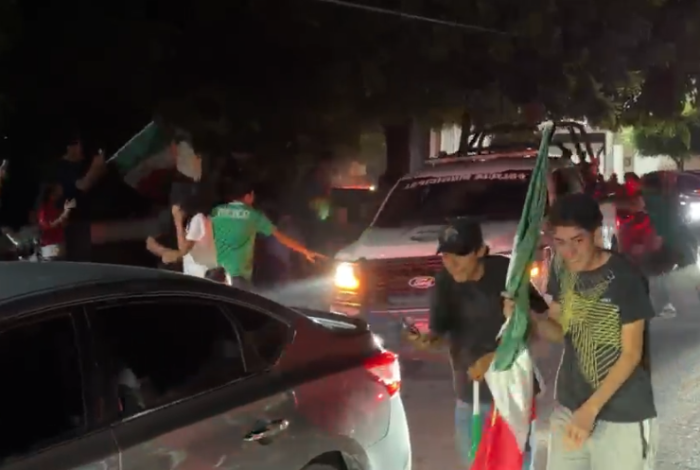 #Videos | Las celebraciones por triunfo del Tri, terminan en detonaciones de policías municipales, en Apatzingán